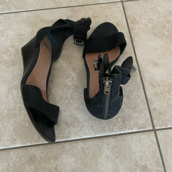 UGG Women's black wedge sandals size 8 - Picture 3 of 4